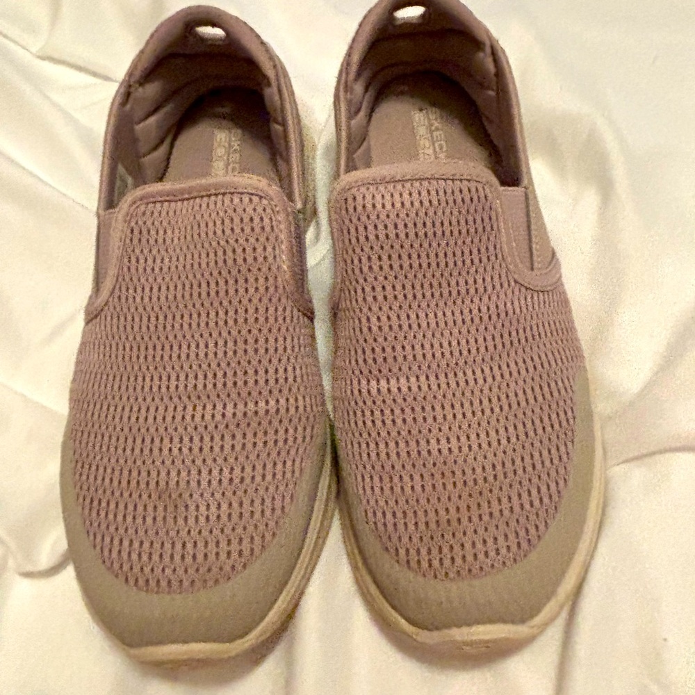 Gently used womens Sketchers GOGA Max slip on sneakers